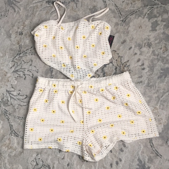 Daisy Crochet Tank and Shorts Set Juniors XXL (19) - Picture 2 of 12